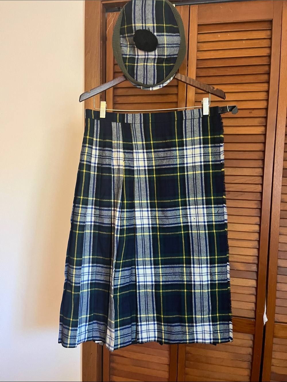 Scottish tartan pleated skirt with cap